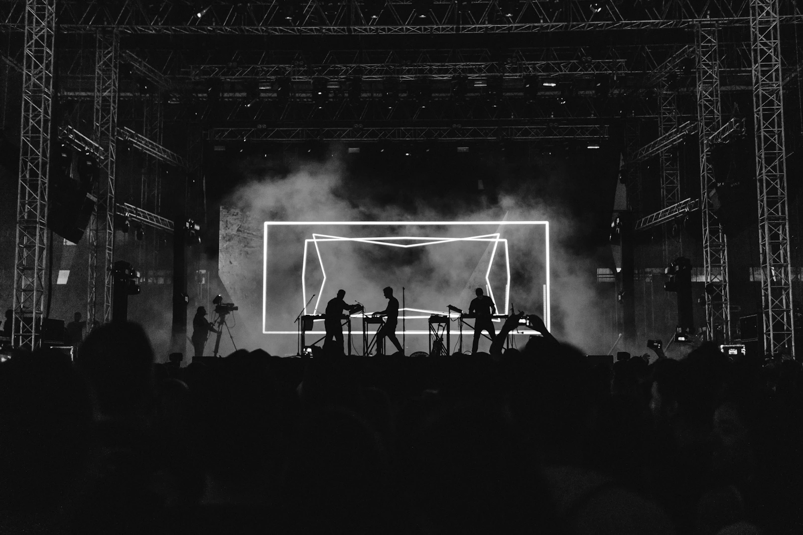 Momento de producción y energía detrás del escenario