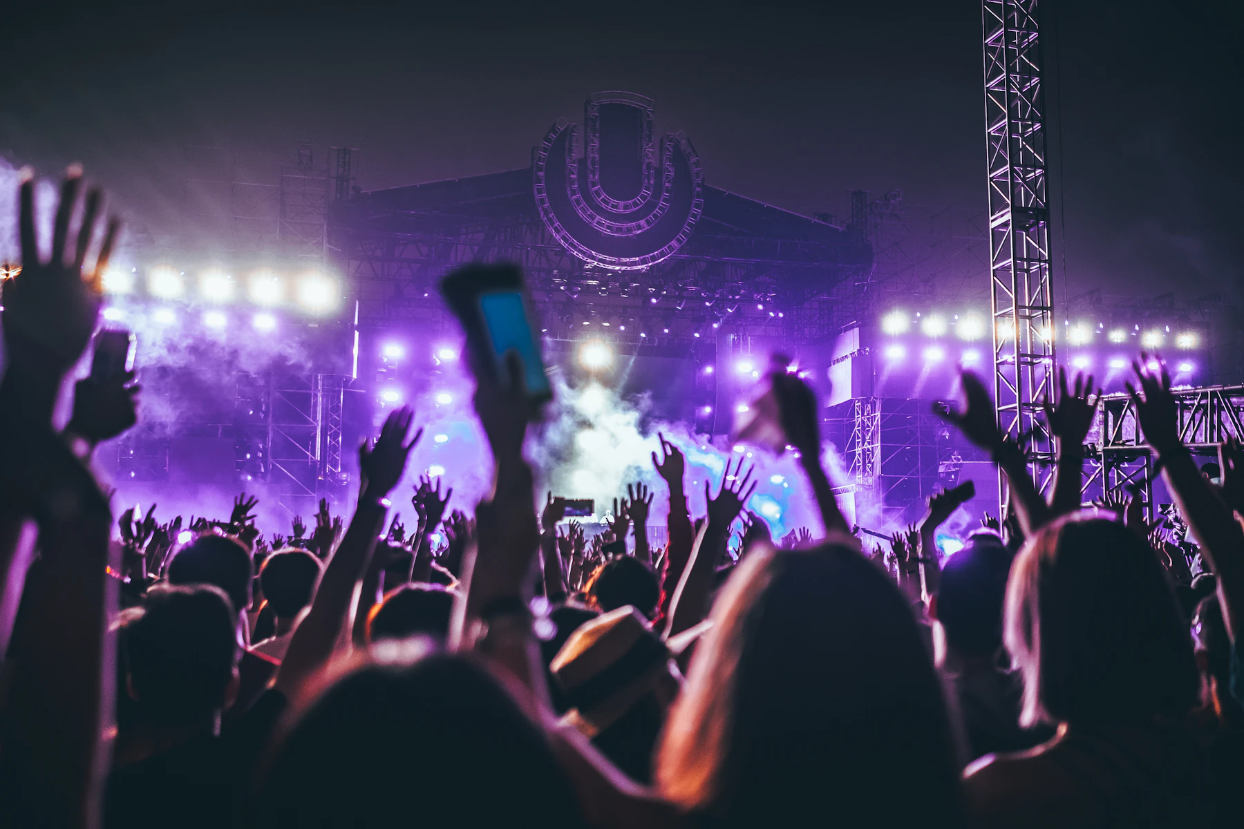 Gran concierto con escenario, luces y público