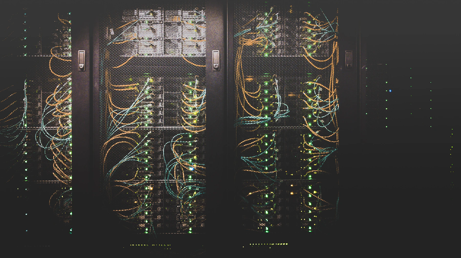 Infraestructura de red y cableado dentro de racks empresariales